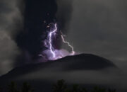 Letusan Gunung Ibu Ciptakan Fenomena Unik karena Memicu Badai Petir Vulkanik