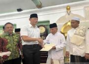 Menteri AHY Serahkan Empat Sertifikat Wakaf Makam dan Masjid Peninggalan Sunan Giri